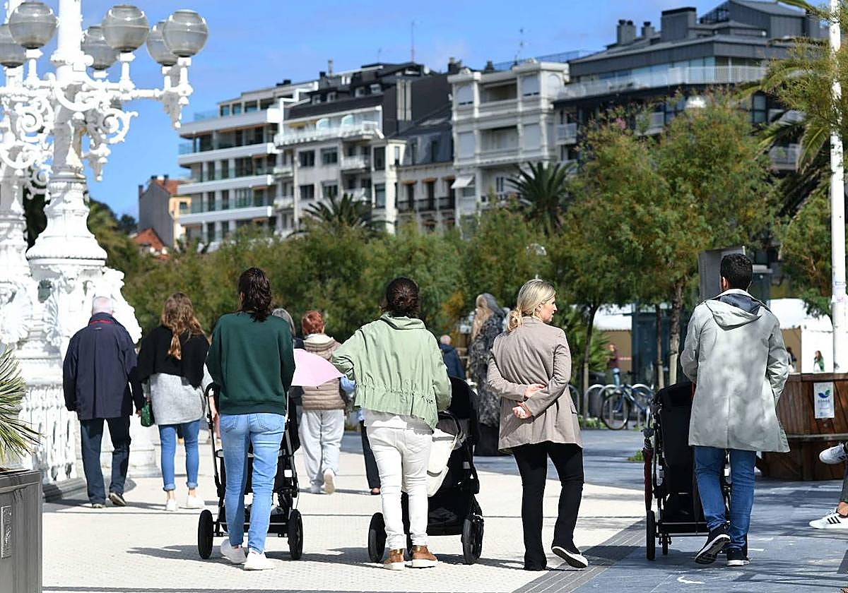 Un grupo de madres y padres pasea por Donostia con sus bebés en el carrito.
