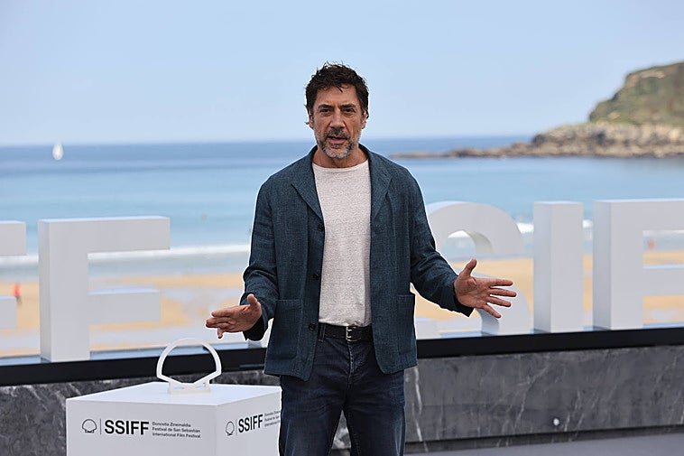 Javier Bardem posa ante los medios este viernes en el exterior del Kursaal.