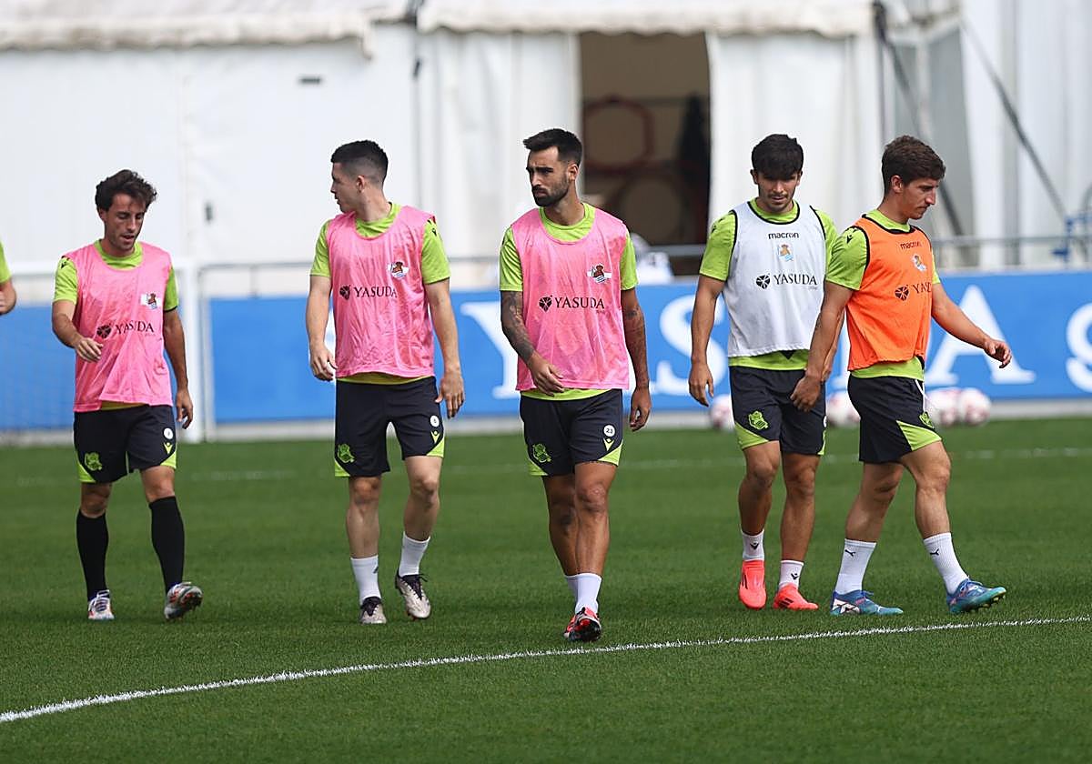 Brais Méndez, en el centro de la imagen, en el entrenamiento de este viernes en Zubieta.