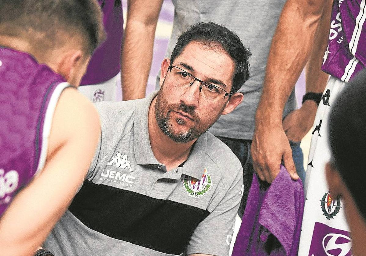 Lolo Encinas durante un partido del Real Valladolid de baloncesto