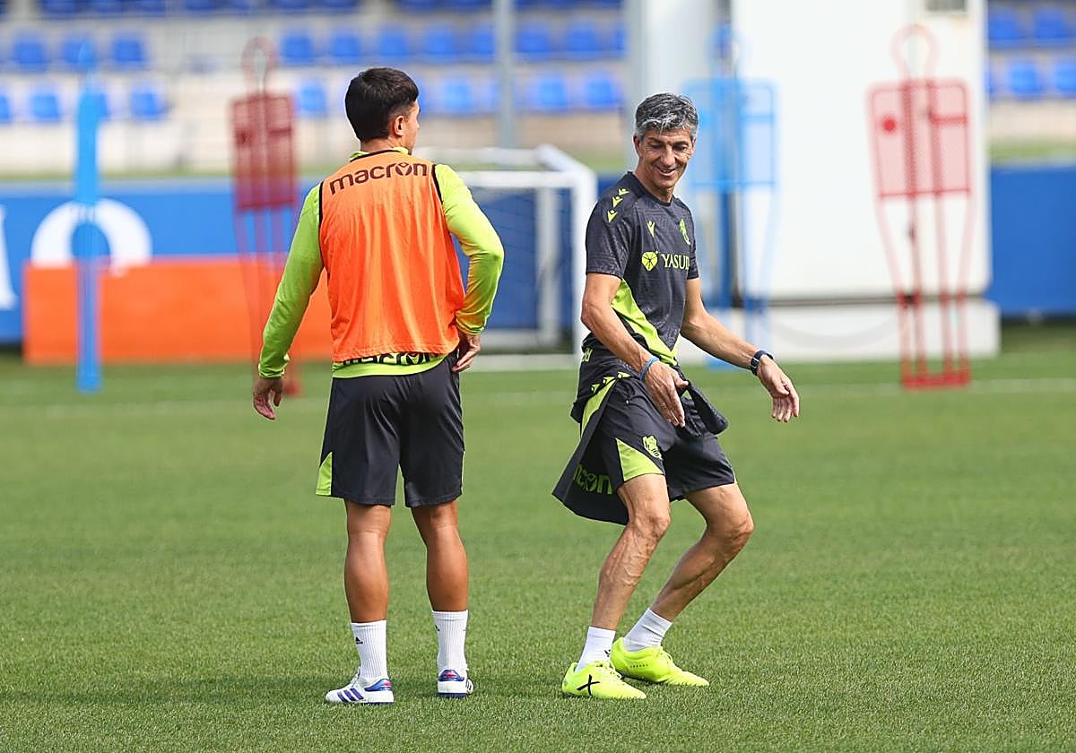 Imanol, durante una charla con Martin Zubimendi en el entrenamiento de este viernes.