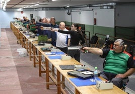 Un numeroso grupo de tiradores dispuestos a iniciar su ronda de disparos durante un entrenamiento en el Paco Yoldi.