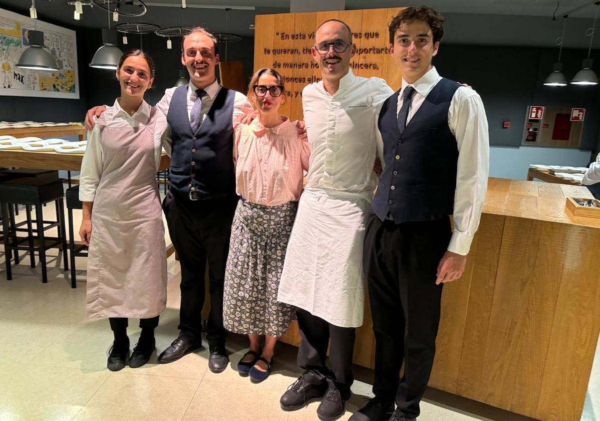 La familia Lavado-Martínez. De izquierda a derecha, María e Iñigo, con sus padres Arantxa Martínez e Iñigo Lavado, y su hermano Julen.