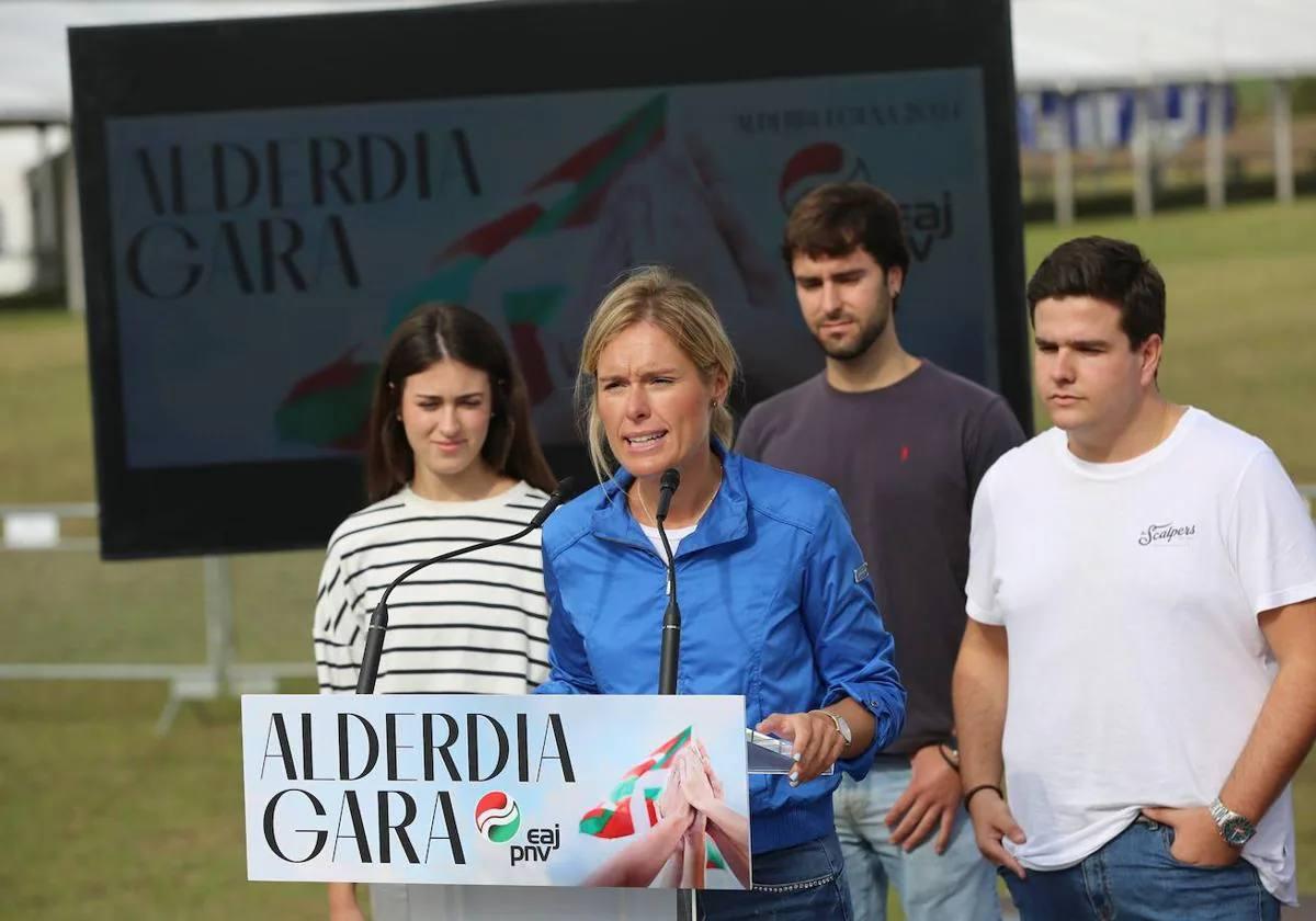 La secretaria del EBB, Mireia Zarate, y miembros de EGI han presentado este sábado el Alderdi Eguna que se celebrará el próximo domingo.