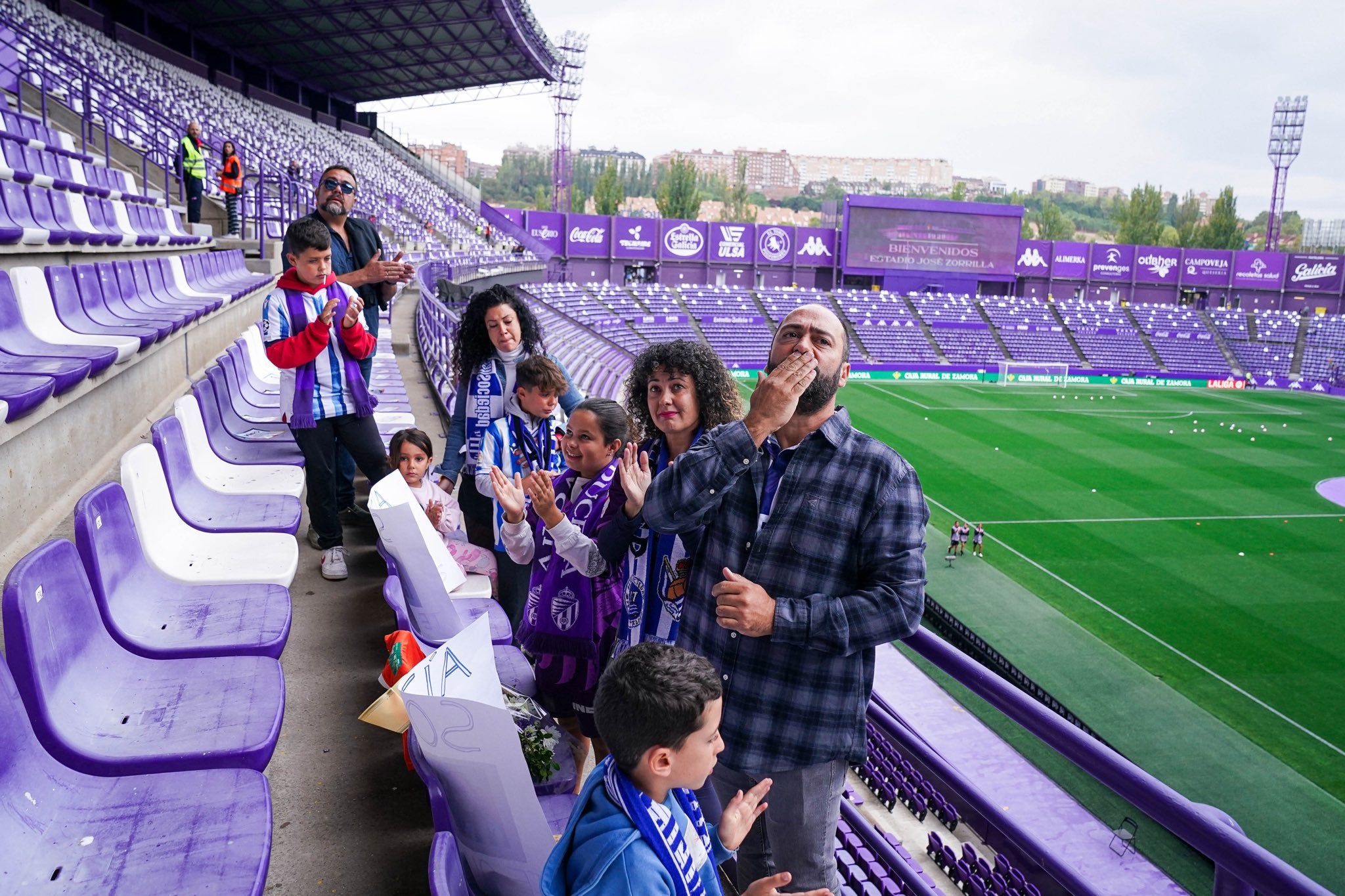 Los padres de Sofía agradecen el homenaje en los prolegómenos del encuentro.