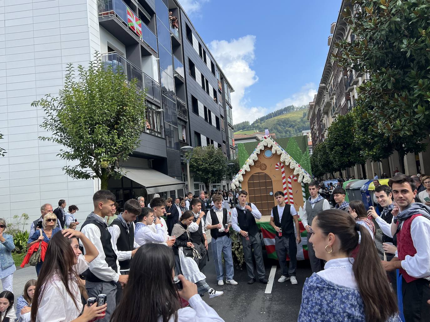 Desfile de carrozas en Urretxu