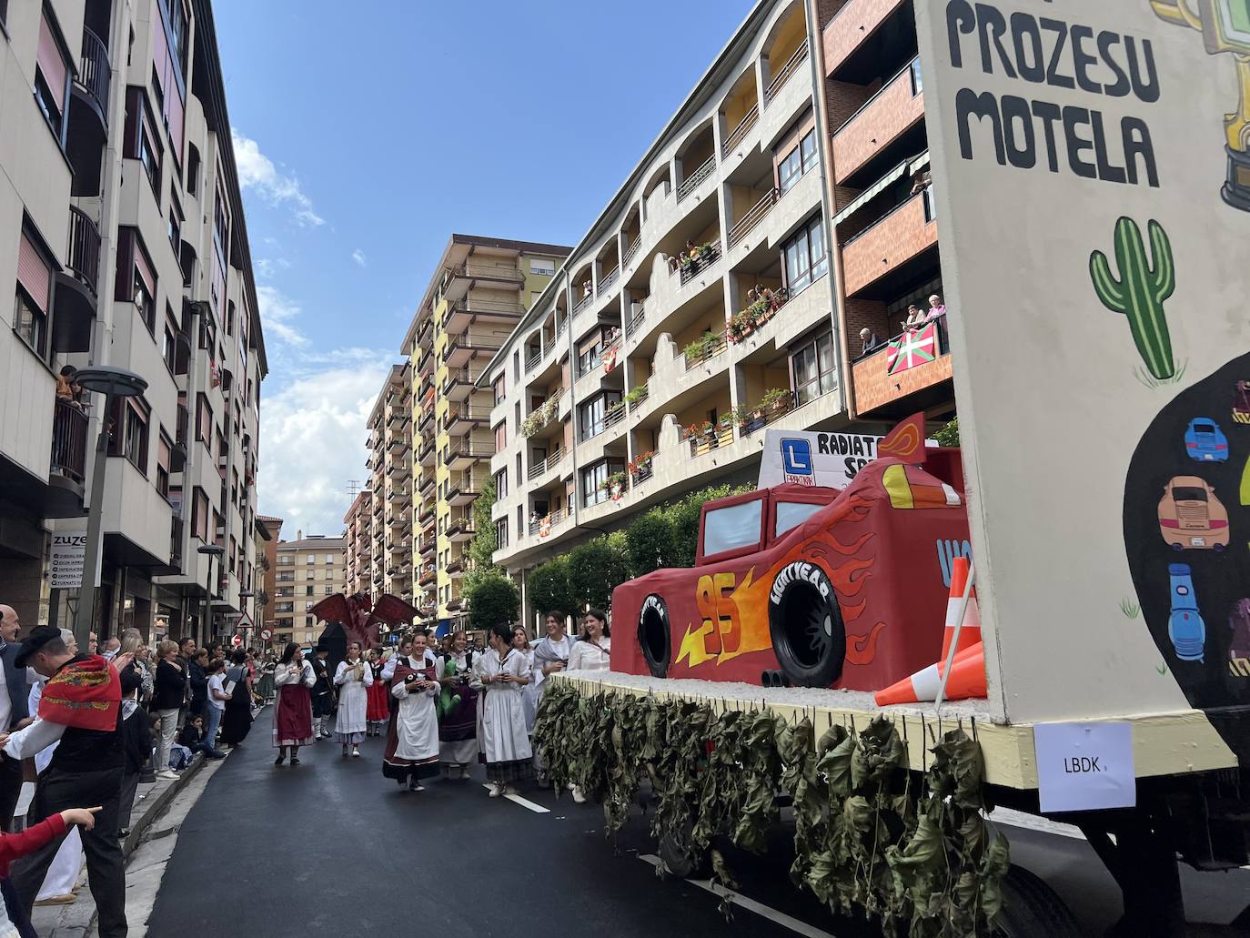 Desfile de carrozas en Urretxu