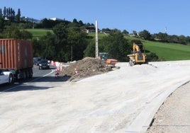 Vista de la plataforma de la carretera, que ha sido ampliada de manera sustancial sobre una nueva escollera.