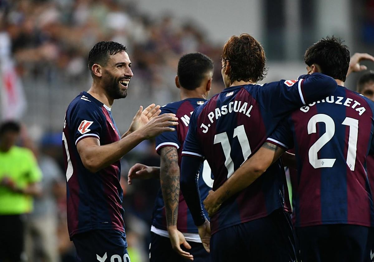 Antonio Puertas, con pasado en el Amería celebra uno de sus goles frente al Levante, en el partido de la jornada 3 en Ipurua.