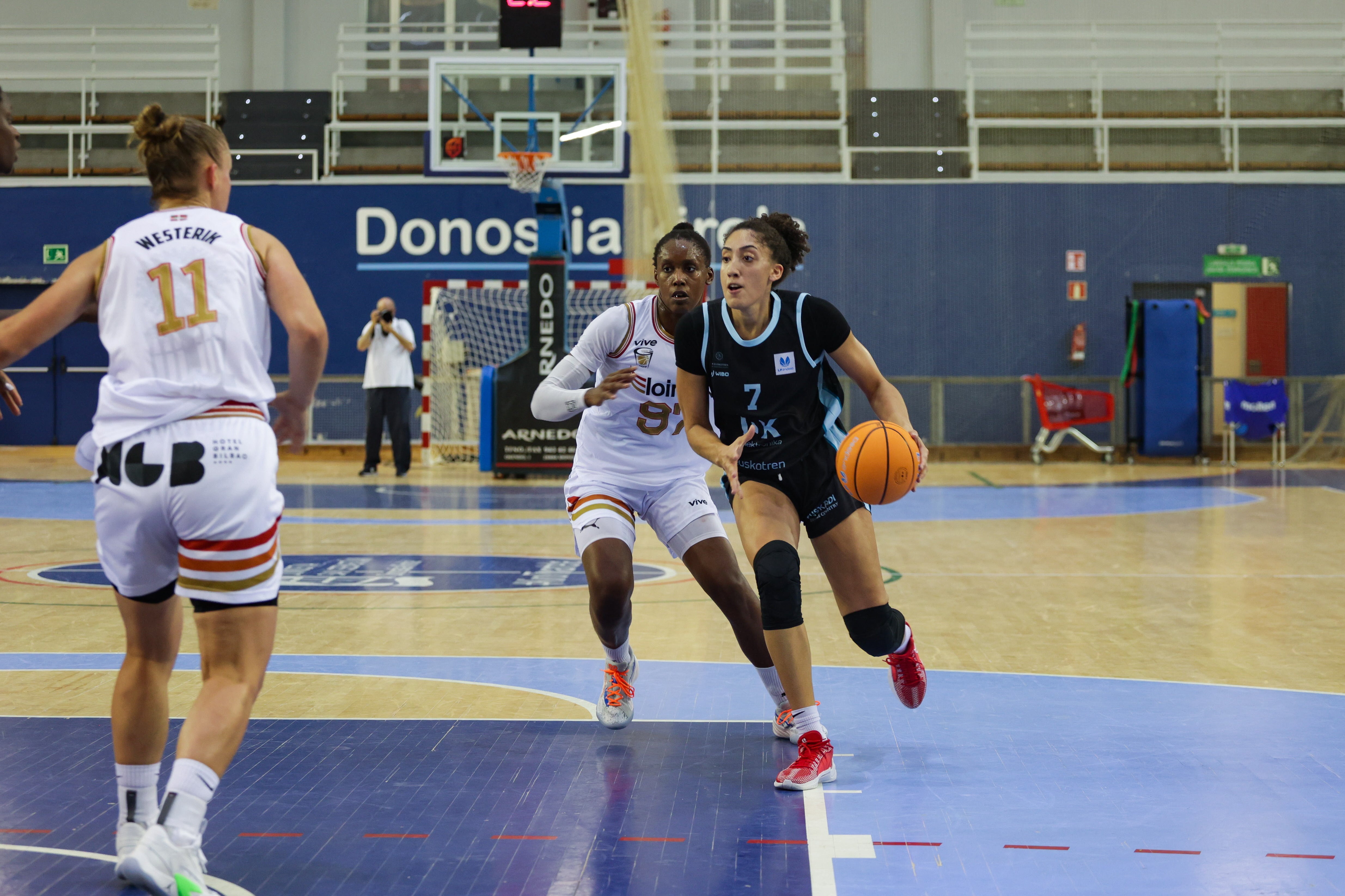 Niyah Becker bota hacia canasta en el partido del sábado ante el Gernika