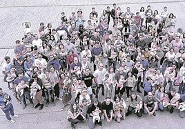 Atsolorra. Los 'txantxikis' nacidos desde las pasadas fiestas recibieron el pañuelito-babero de bienvenida a la comunidad y el compromiso de la corporación de «ofrecerles un entorno amigable y seguro para que crezcan felices y contentos». Con solo 7 días, June Zumalde fue la más txiki en la tradicional foto de familia que clausuró la celebración.