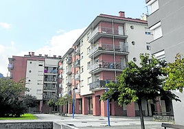 El bloque de viviendas en el que una vecina agredió a otra tras colarse en su casa por el balcón del patio interior