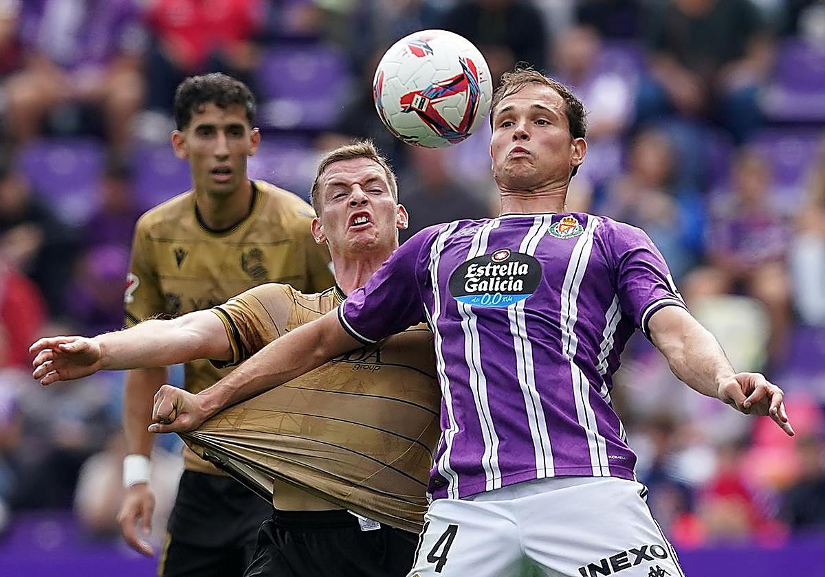 Latasa se dispone a hacerse con el balón ante la presión de Sergio Gómez, ayer en el José Zorrilla.
