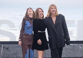 Alba Planas, Plaula Ortiz y Najwa Nimri en el photocall de 'La virgen roja'.