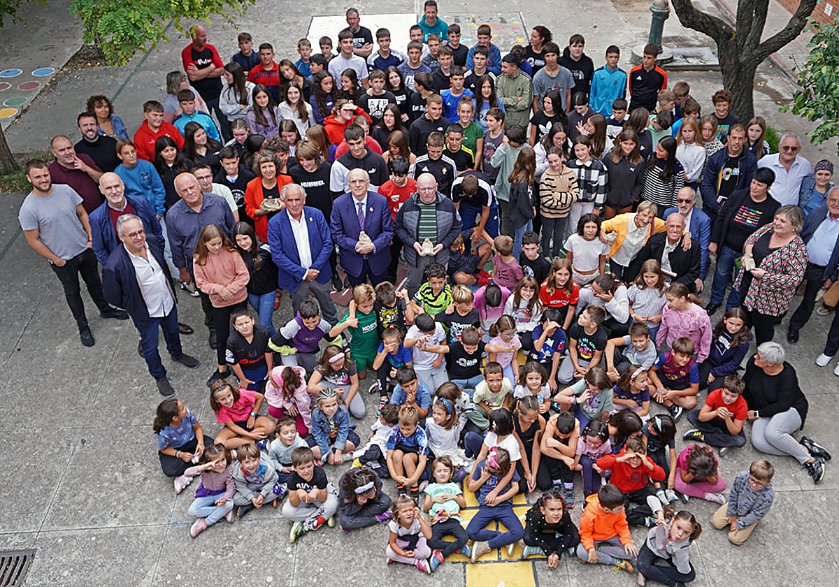 Euskaltzaindiako ordezkariak Zangozako ikastolako komunitatearekin.