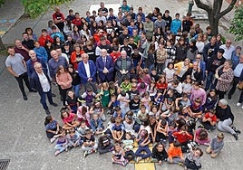 Euskaltzaindiako ordezkariak Zangozako ikastolako komunitatearekin.