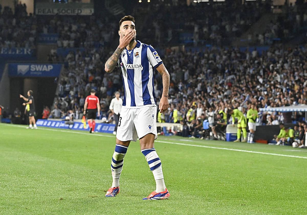 Brais celebra su gol ante el Deportivo Alavés en Anoeta