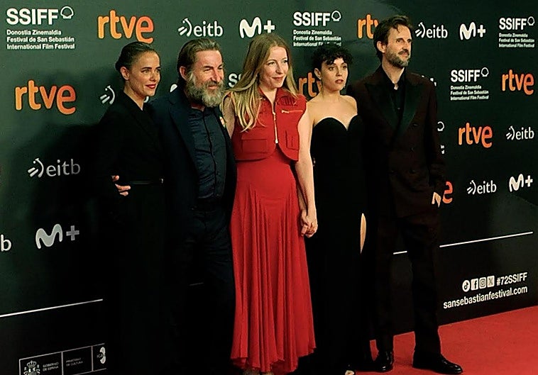 Deslumbrante alfombra roja de 'Los destellos', una de las favoritas para la Concha de Oro