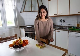 Una empleada de hogar en plena tarea