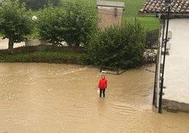 Un vecino de la localidad navarra de Auza, rodeado de agua.