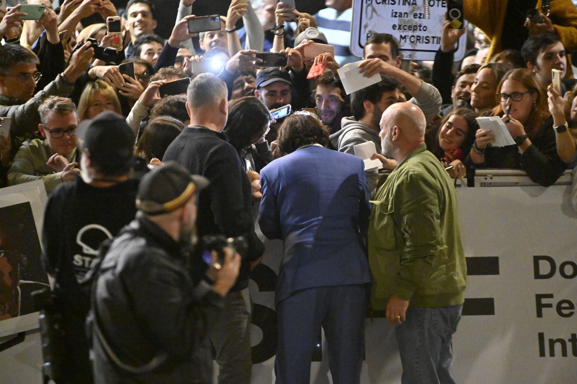 Johnny Depp causa furor a su llegada a Donostia