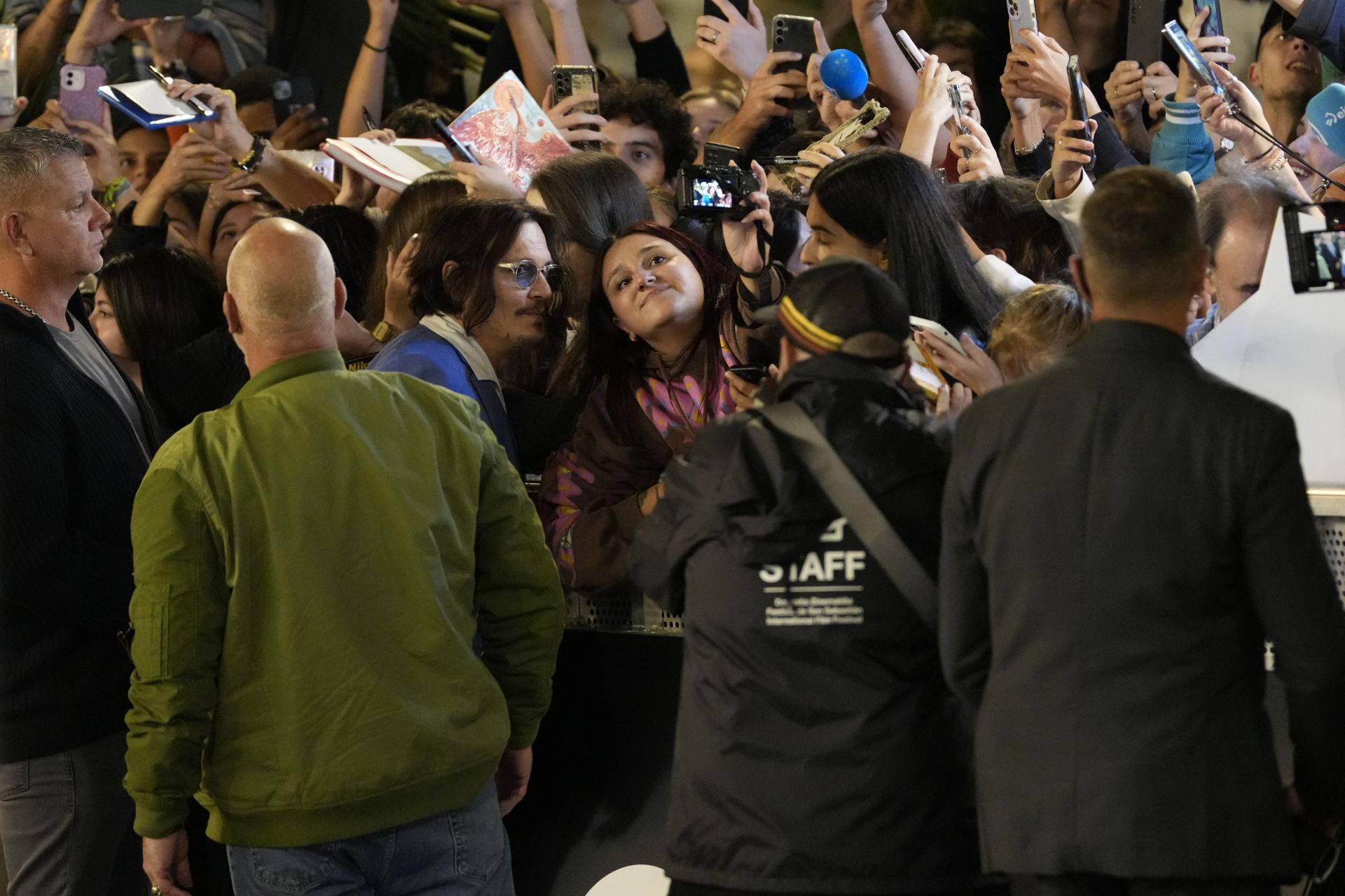 Johnny Depp causa furor a su llegada a Donostia