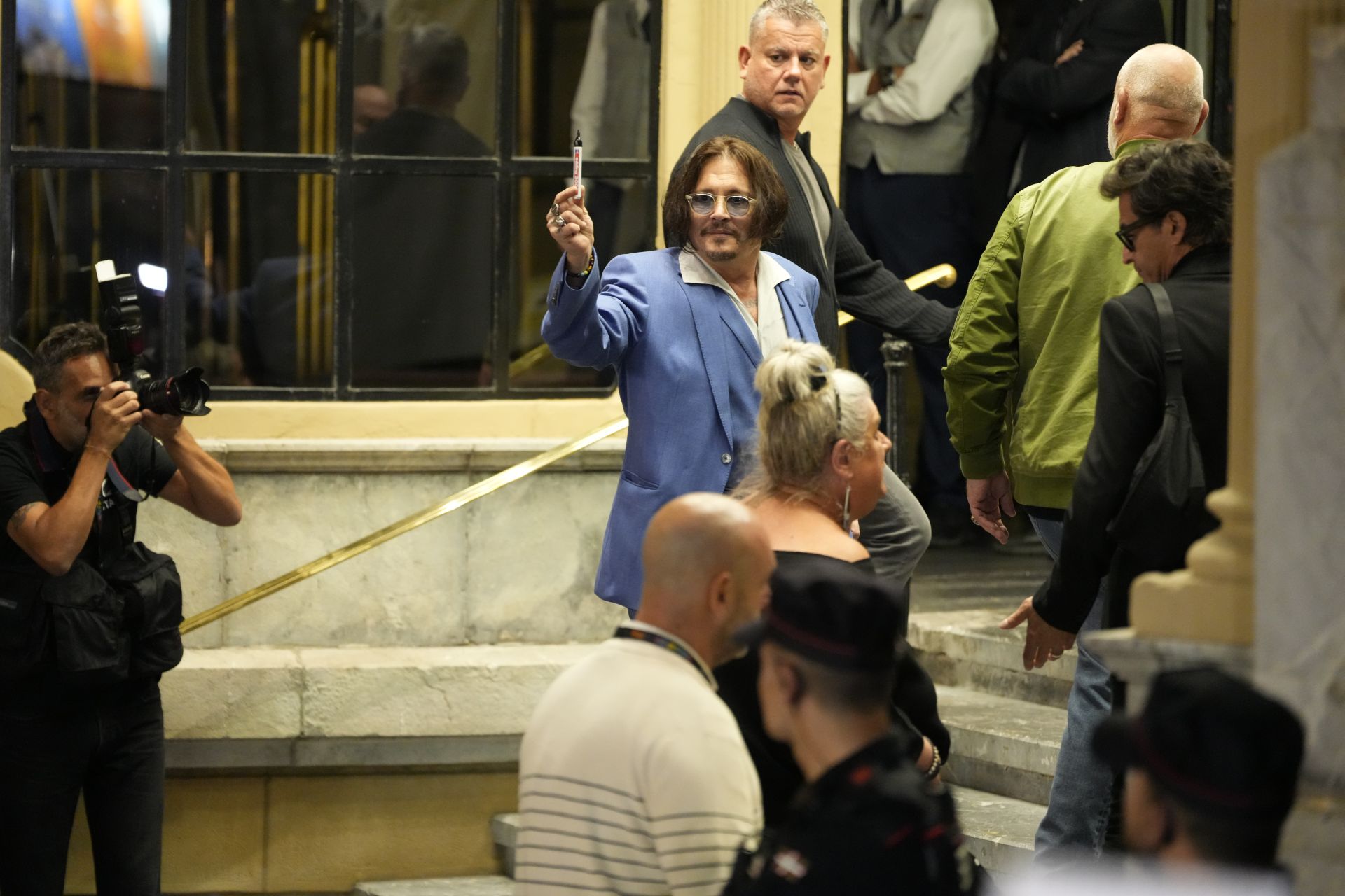 Johnny Depp causa furor a su llegada a Donostia