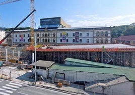 Los trabajos de la futura estación avanzan y ya se aprecia la estructura cubierta sobre los andenes.