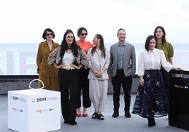 El equipo de 'El lugar de la otra' posa en el exterior del Kursaal.