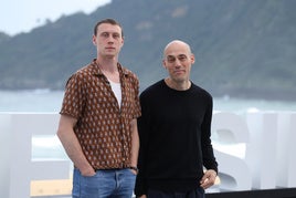 El actor George MacKay y el cineasta Joshua Oppenheimer, durante la presentación de 'The End'