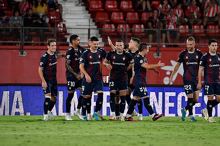 Los jugadores del Eibar celebran uno de sus goles en Almería