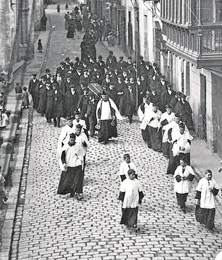 Imagen secundaria 2 - Traslado de un féretro de una vivienda de Donostia al cementerio de Polloe. Un operario lleva a hombros el ataúd de un niño, y comitiva fúnebre en Arrasate.