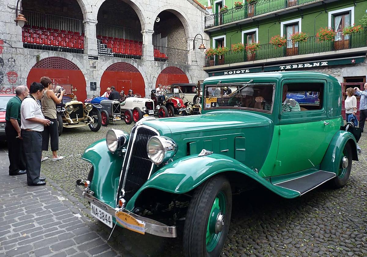 Concentración de coches antiguos en Zestoa.