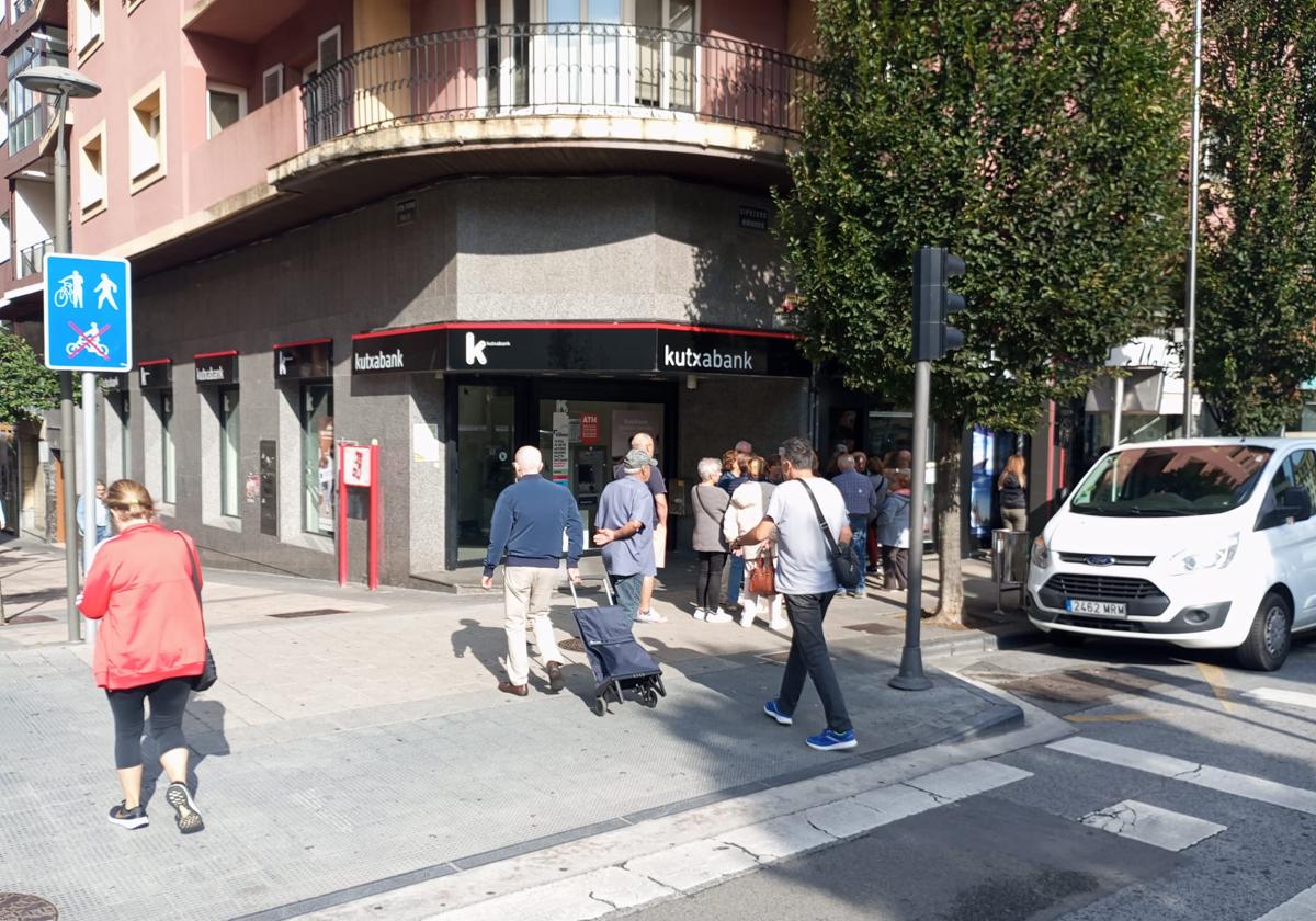 Colas este lunes en el exterior de una oficina de Kutxabank en Irun.