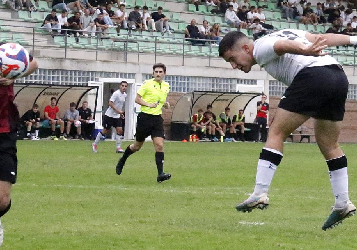 Jon Peñagarikano remata a la red del Vasconia, con lo que parecía que el Zarautz sentenciaba el partido con el 3-1.