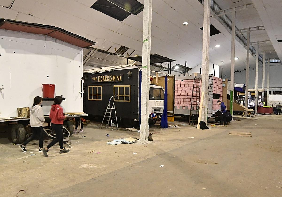 Estructuras de las carrozas en el pabellón de Bellota, en los días previos al carnaval de este año.