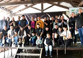 Todos los premiados con los organizadores, justo después de la entrega de premios.