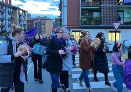 Mujeres de diferentes edades tomando parte en una actividad celebrada el pasado mes de marzo en Lezo.