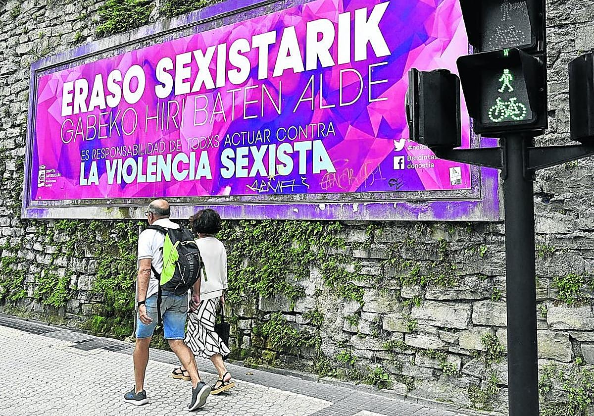 Cartel contra la violencia sexista en el centro de San Sebastián.