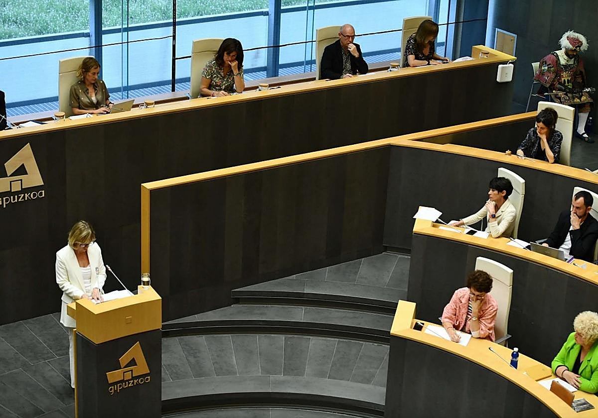 La jeltzale Eider Mendoza, en el pleno de investidura. A la derecha, Maddalen Iriarte, de EH Bildu.