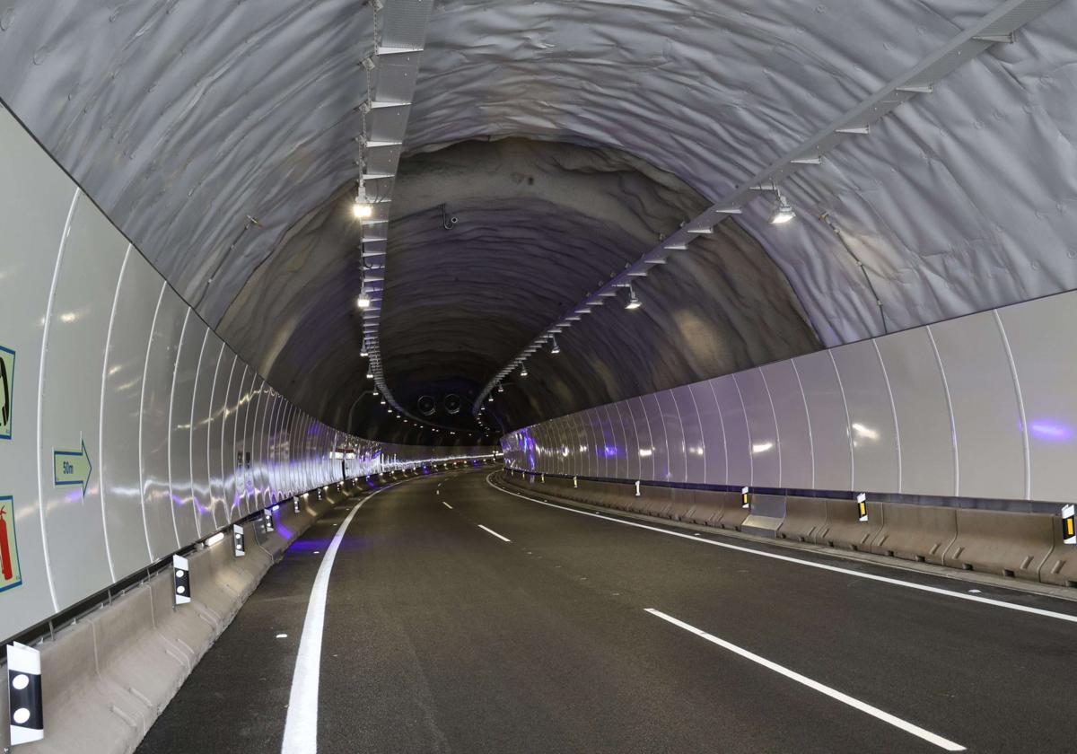 Imagen del túnel de Gorosmendi sentido Pamplona, renovado a principios de este 2024 y donde se va a ubicar el nuevo by-pass.