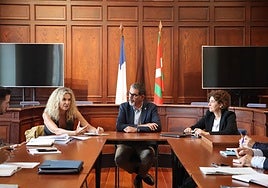 La secretaria de Estado de Economía Social, Amparo Merino, y el alcalde de Donostia, Eneko Goia.