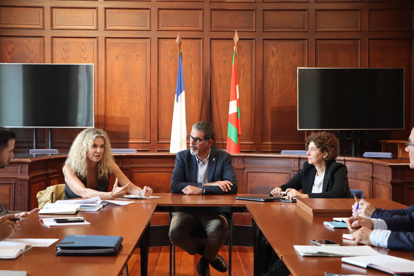 La secretaria de Estado de Economía Social, Amparo Merino, y el alcalde de Donostia, Eneko Goia.