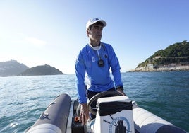 Igor Makazaga dirige un entrenamiento de Donostiarra desde la zodiac.