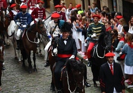 El burgomaestre Gregorio Alkain subiendo la calle Mayor.