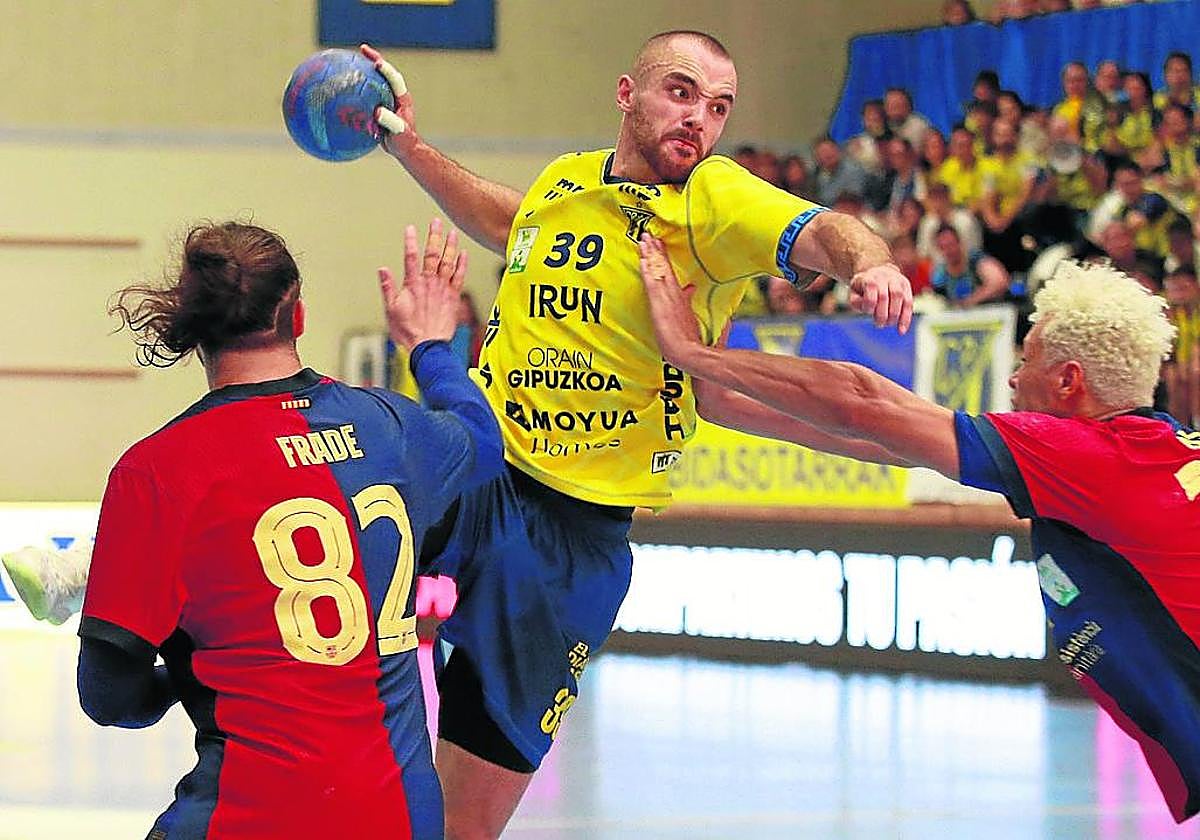 Asier Nieto se dispone a lanzar a portería en el duelo de este fin de semana ante el Barcelona.