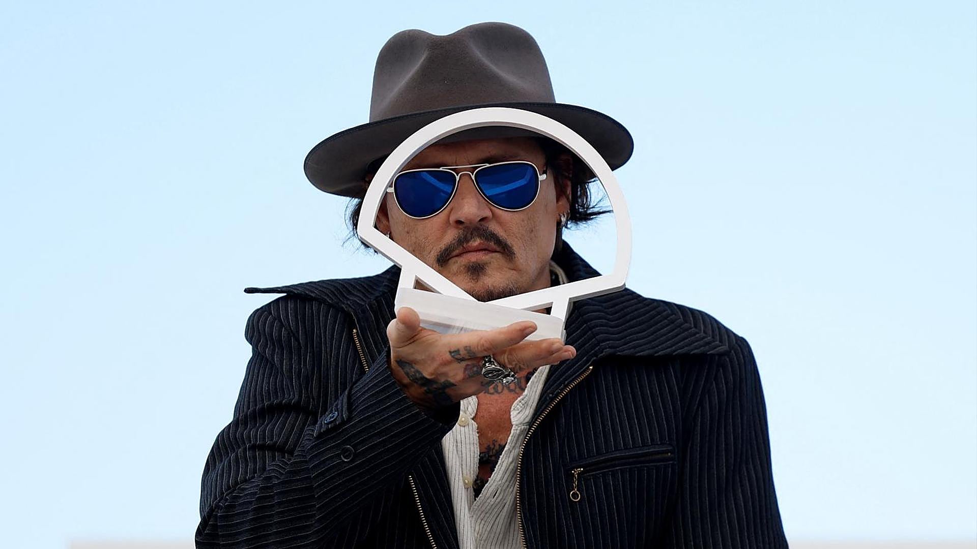 ジョニー・デップの記者会見をライブで見る