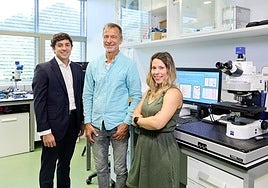 Andreas Seifer ()centro posa con miemrbos de su equipo.