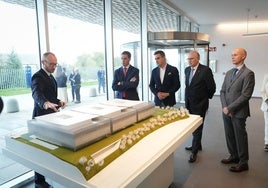 El lehendakari, el consejero Jauregi, García Cogorro, presidente del Viralgen, y el CEO, Jimmy Vanhove, durante la visita a la biotecnológica.