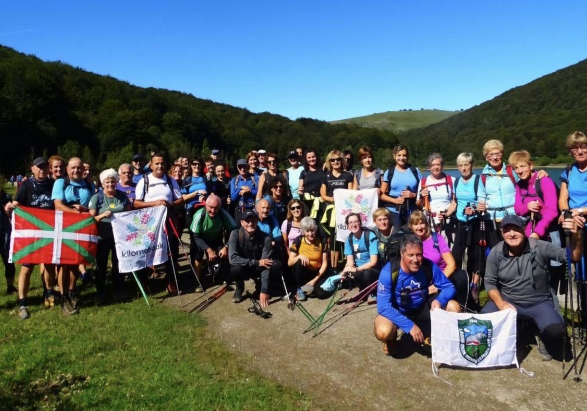 Eguraldi ederra izan zuten egitasmoan parte hartu zutenek.